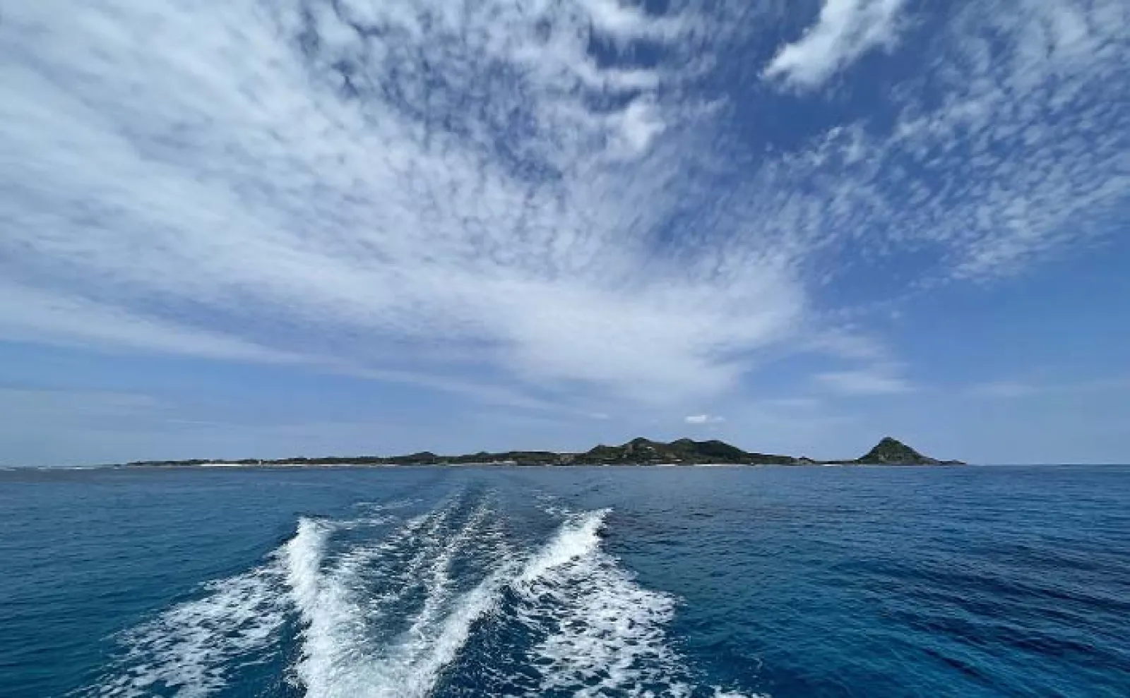 沖縄の離島『伊是名島』陸っぱりルアー釣行で4目釣果 ロッド1本でイカも魚も?