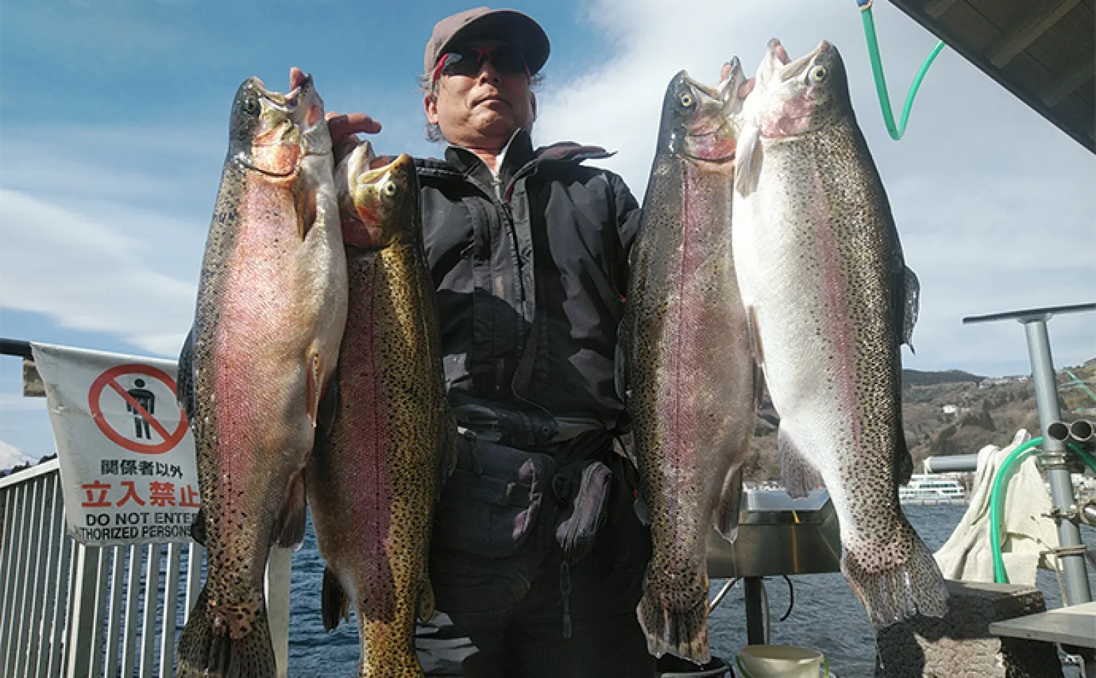 芦ノ湖トラウト解禁直後の釣行で60cm超えの大型ニジマスが連発【箱根