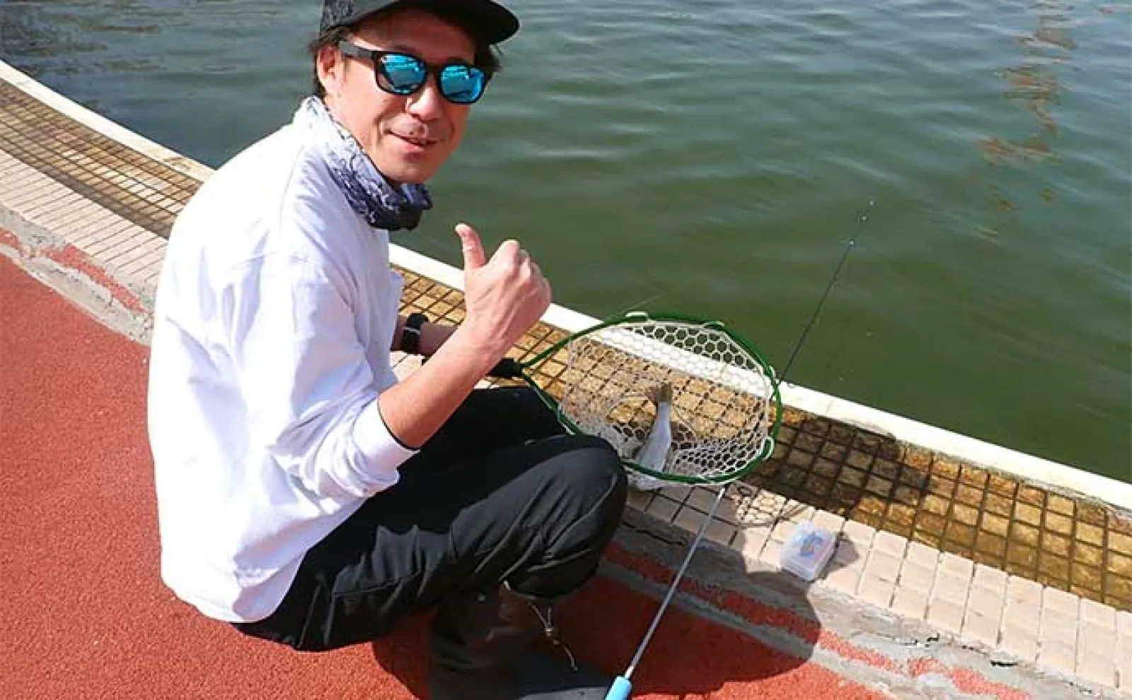 プールでのテンカラ釣りでニジマスが連発【埼玉・加須はなさき水上公園