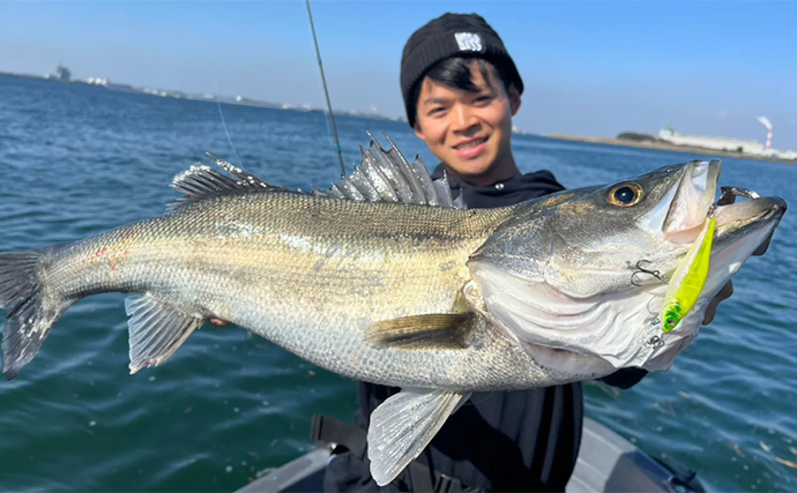 三河湾ボートシーバス釣行で60cm超え3本 ロングリップタイプのミノーが的中 | アウトドア | カーライフ・カー用品サイトMOBILA（モビラ）