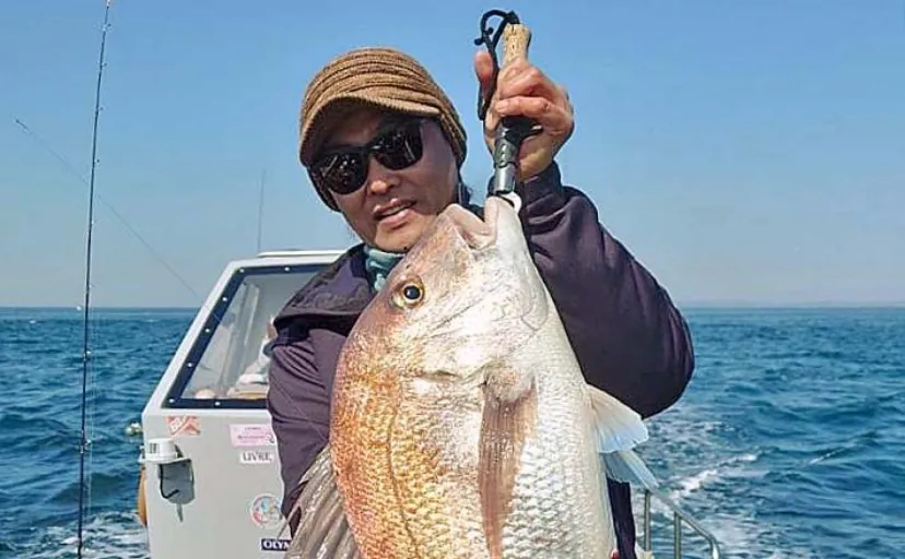 タイラバ釣行で80cm級大型マダイ浮上【三重】人肌に温めたヘッドが的中？