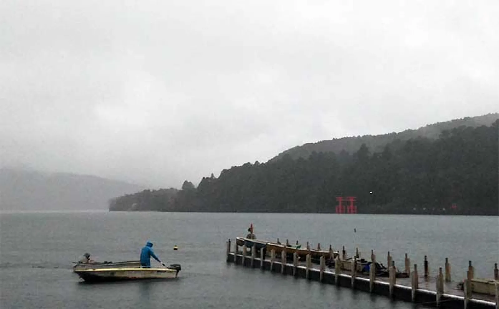 芦ノ湖ボートフライ釣行で63cm頭に良型ニジマス連発 荒天狙いが的中