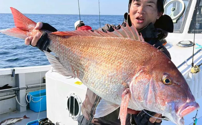 水深100m超えるディープゾーンでのタイラバ＆ジギング釣行で80cm超えマダイ浮上