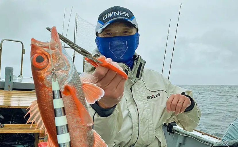 中深海ジギング釣行で大本命アカムツ手中【和歌山・浦神】朝イチはクロムツラッシュも