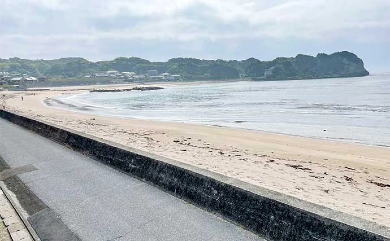 100均のジグヘッド&ワーム使ったサーフ釣りで45cm超のヒラメ手中【千葉・守谷海岸】