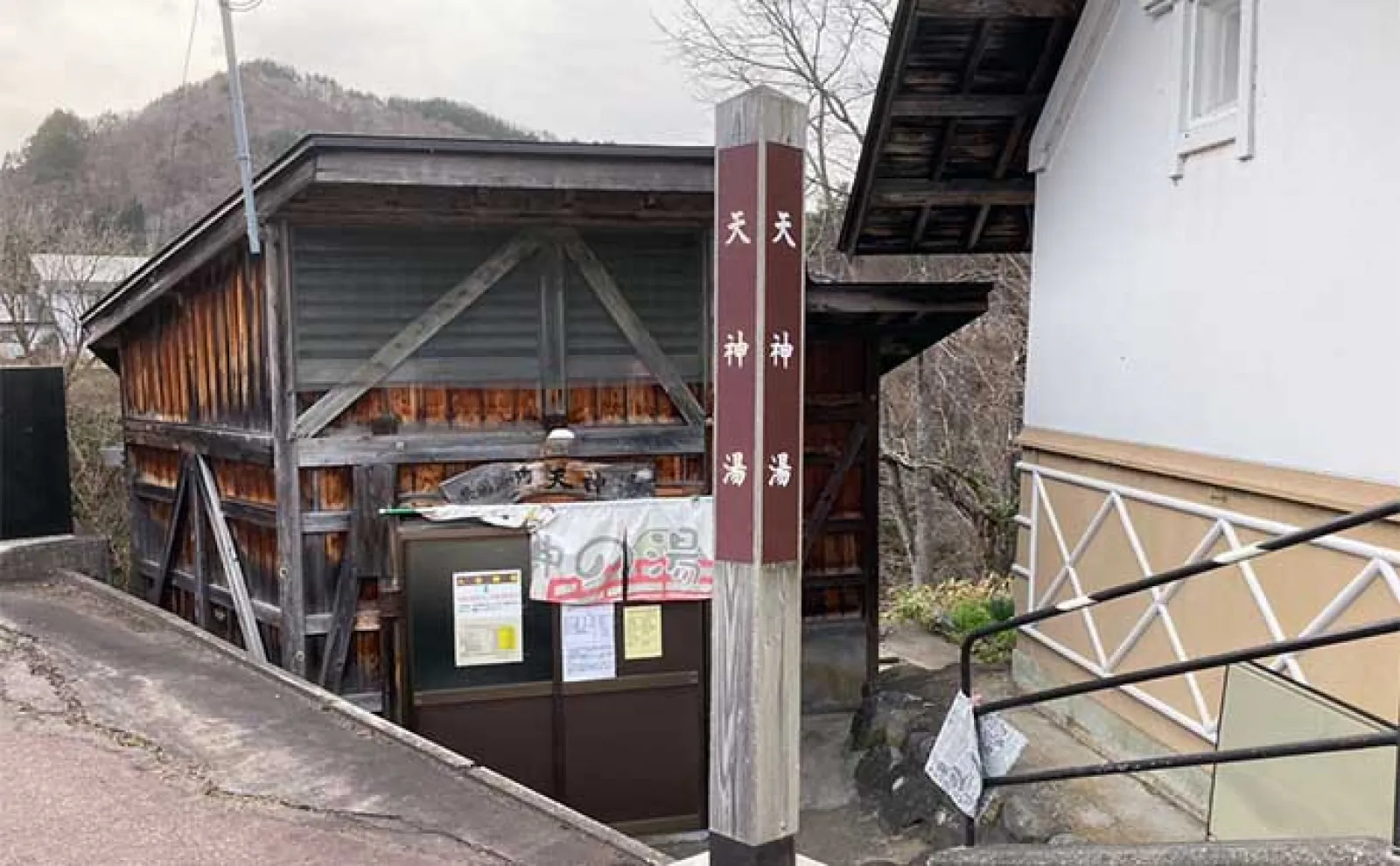 渓流釣りでイワナにヤマメと戯れる【福島・湯ノ岐川】温泉と宿も堪能の贅沢遠征釣行に