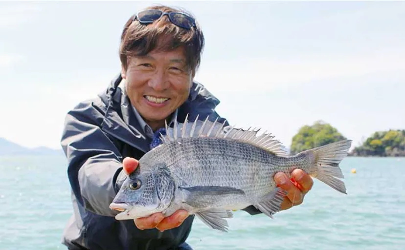 イカダでのダンゴ釣りで45cm頭にクロダイ好捕【福井・奥城丸渡船】上潮緩むと好機到来