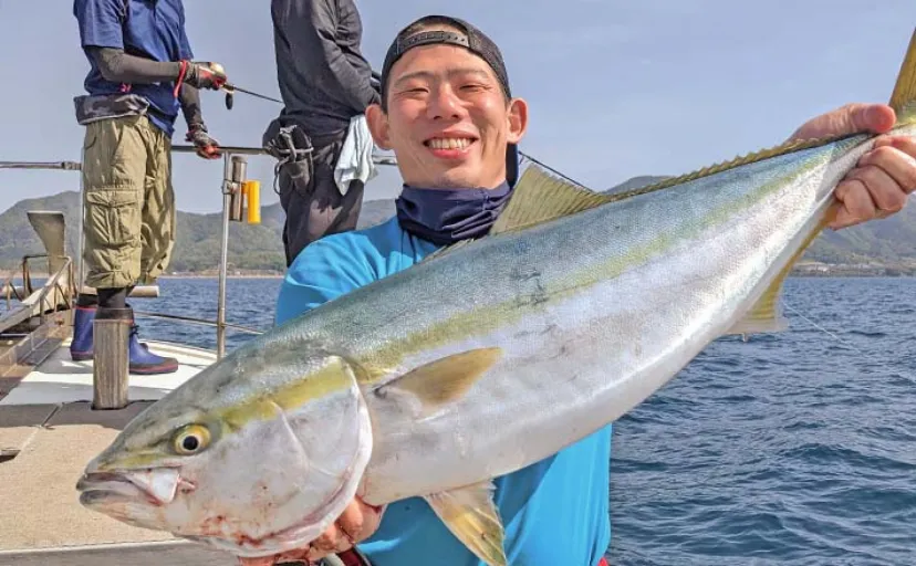 船でのジギング釣行で8kg級ブリに良型マダイをキャッチ【福井・三国沖】