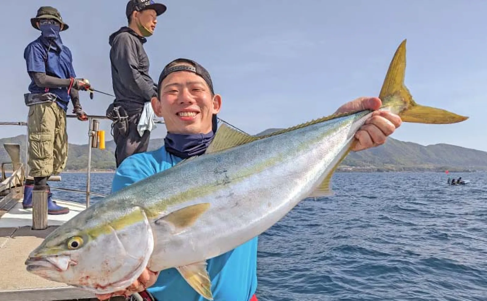 船でのジギング釣行で8kg級ブリに良型マダイをキャッチ【福井・三国沖】