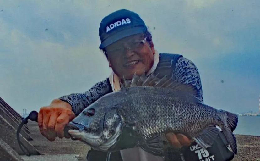 沖堤防での落とし込み釣りで48cm級クロダイ3匹手中【三重・四日市一文字堤】