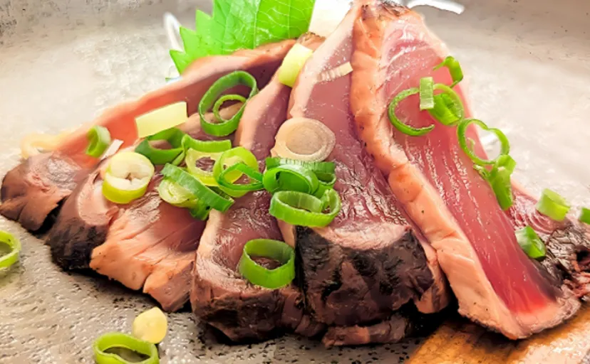 「カツオのたたき」はなぜ「カツオの炙り」ではないのか　炙るだけでは終わらない？