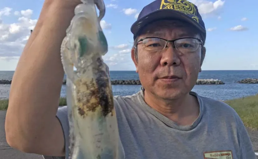 サーフエギング釣行でアオリイカをキャッチ【福井・浜地海水浴場】
