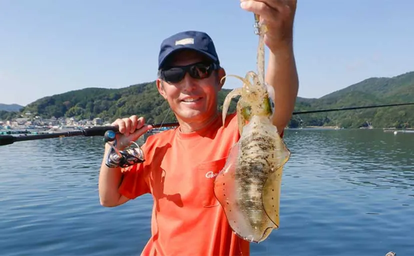 イカダエギング釣行で400g頭にアオリ好捕【三重・日乃出屋】時合いは朝イチ