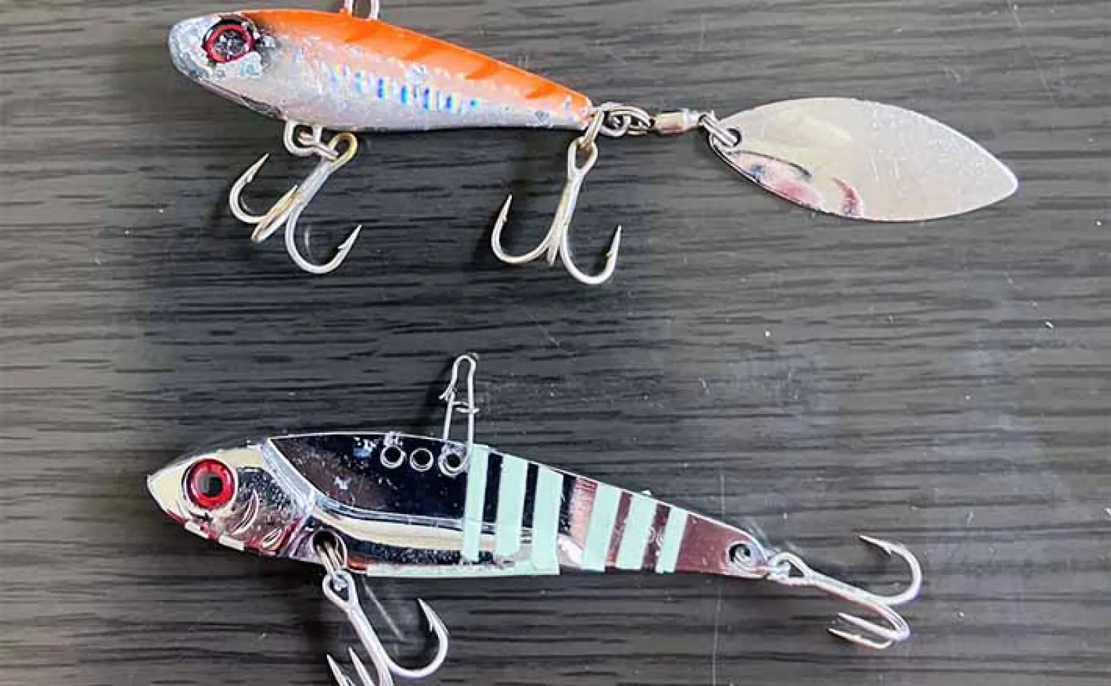 中海での陸っぱりルアー釣りで49cmチヌ登場 メタルバイブにヒット