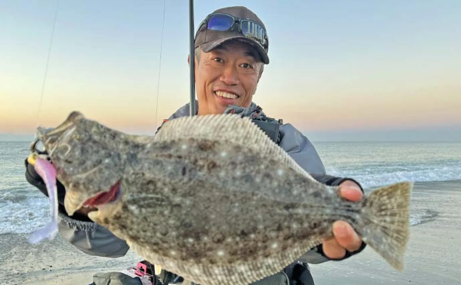 遠州灘のサーフルアー釣りで本命ヒラメに30cmメッキを手中【静岡・福田海岸】