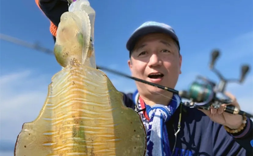 聖地「五ヶ所湾」のティップランエギング釣行で1kg級アオリイカ手中【三重】