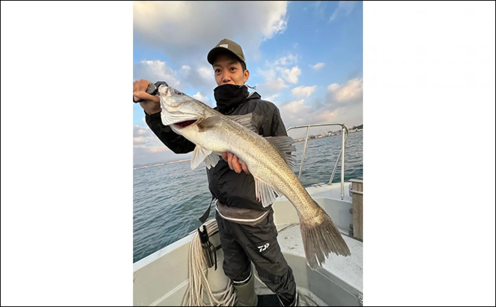 ボートルアーシーバス釣行で初体験者が70cm超え本命キャッチ【博多湾】