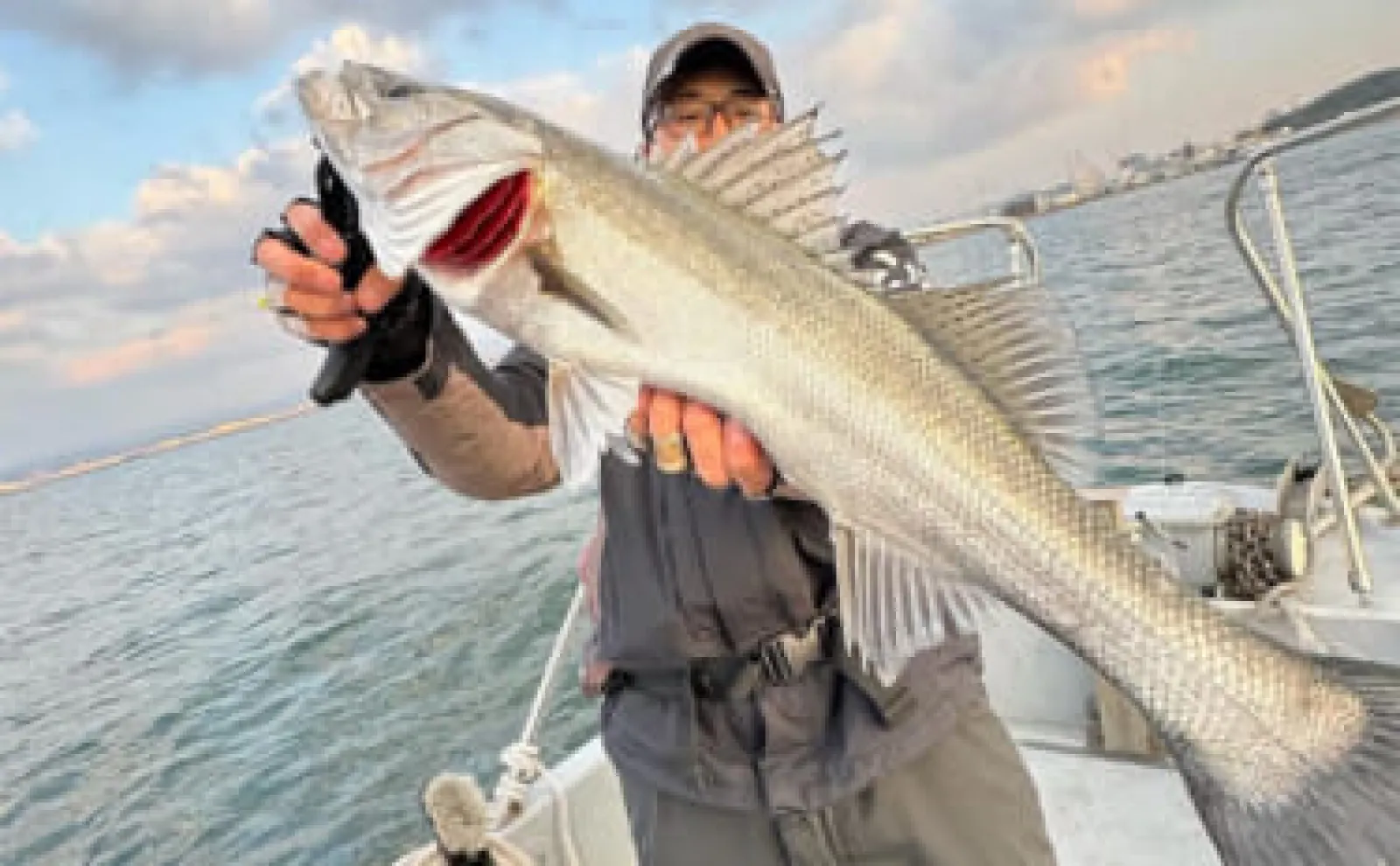 ボートルアーシーバス釣行で初体験者が70cm超え本命キャッチ【博多湾】