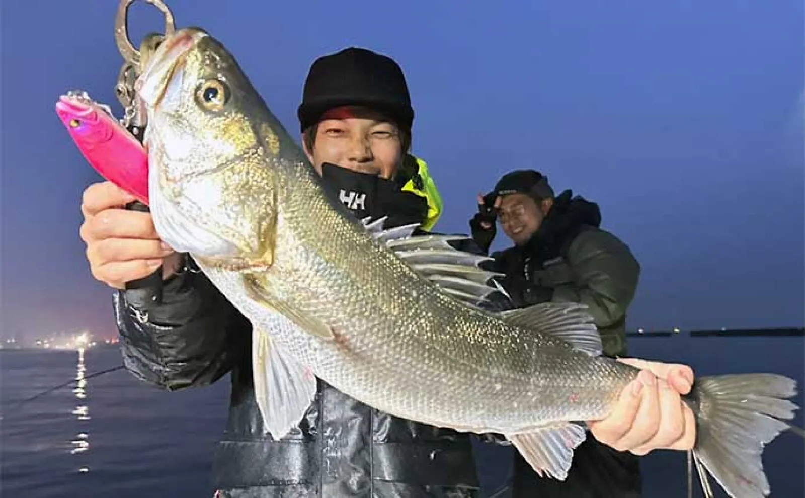 東京湾で80cmランカー級頭にコノシロパターンの大型シーバス乱舞