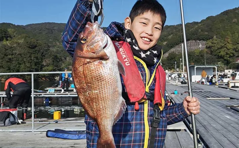 海上釣り堀でマダイ２桁【三重・迫間浦】青物放流タイミングでワラサも手中