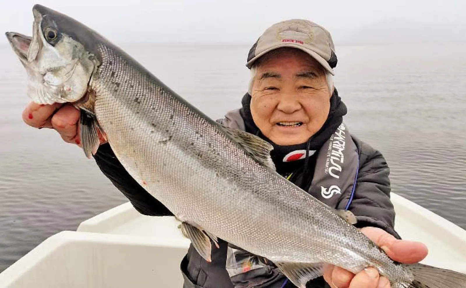 琵琶湖でのレイクトローリング釣行で55cmビワマス浮上 熟成刺身は家族からも絶賛 | アウトドア | カーライフ・カー用品サイトMOBILA（モビラ）