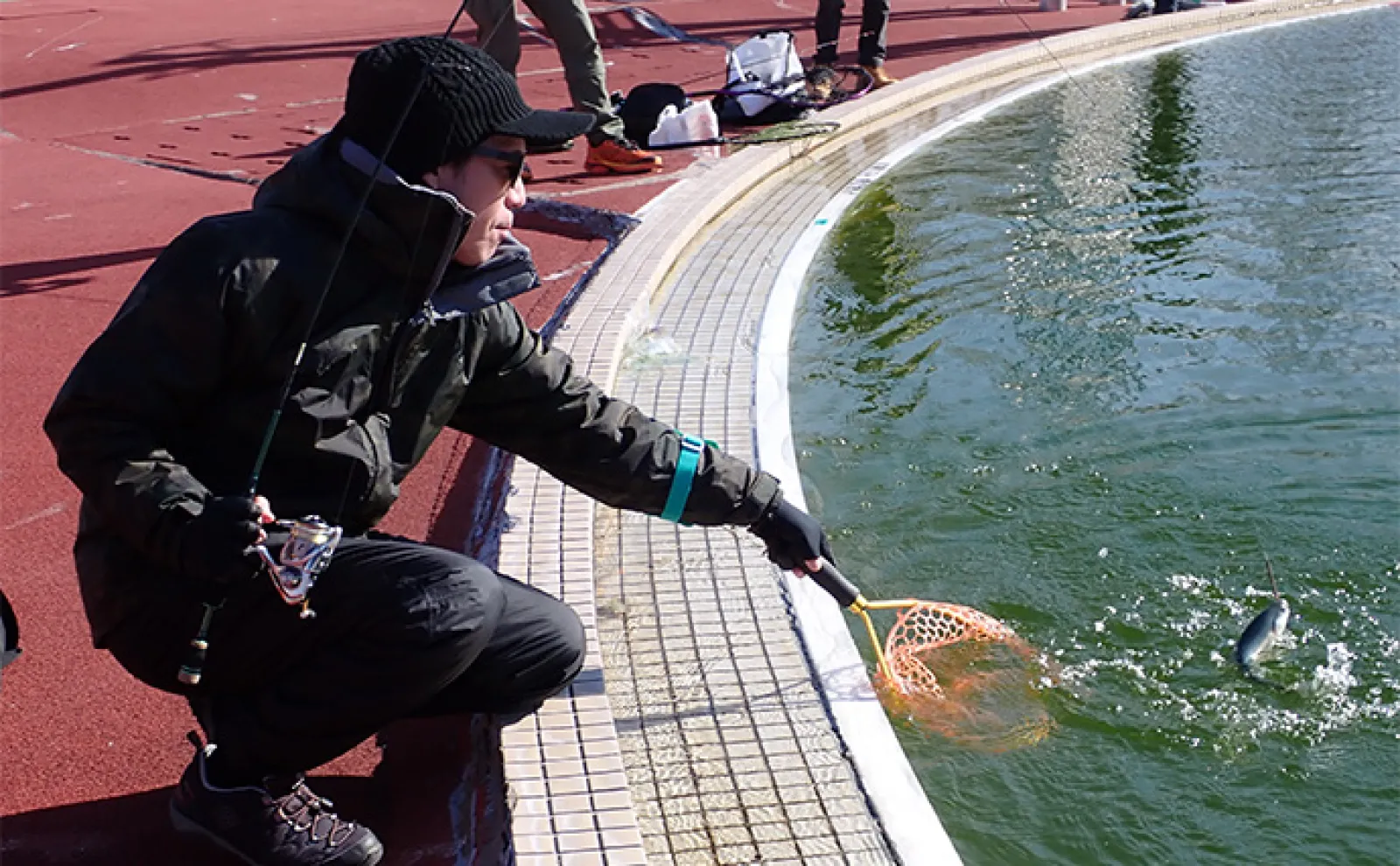 テンカラ釣りでプールトラウト釣行【埼玉・加須はなさき水上公園】昨年好調も今年はいかに?