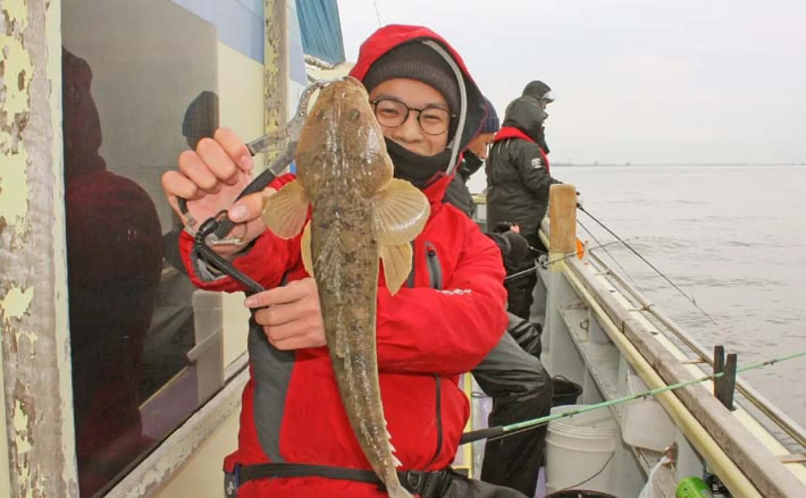 東京湾の船マゴチ釣りで54cm頭に釣る人5尾【新明丸】エサはサイマキエビ