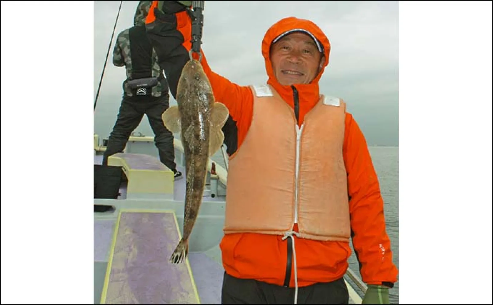 東京湾の船マゴチ釣りで54cm頭に釣る人5尾【新明丸】エサはサイマキエビ