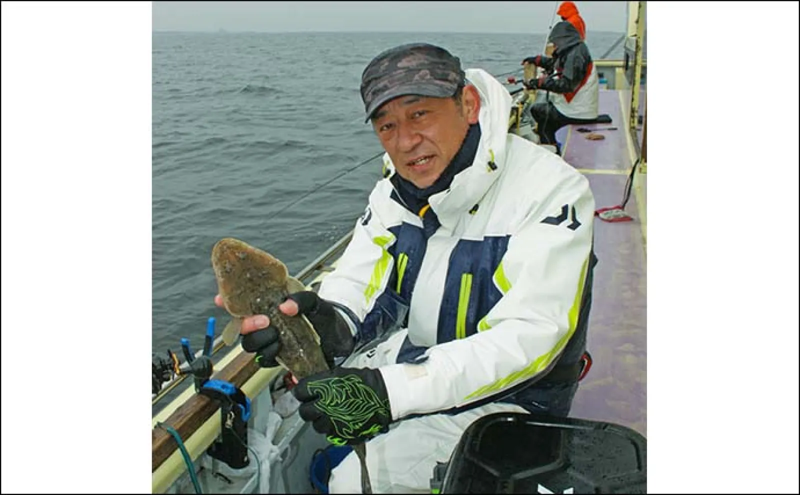 東京湾の船マゴチ釣りで54cm頭に釣る人5尾【新明丸】エサはサイマキエビ