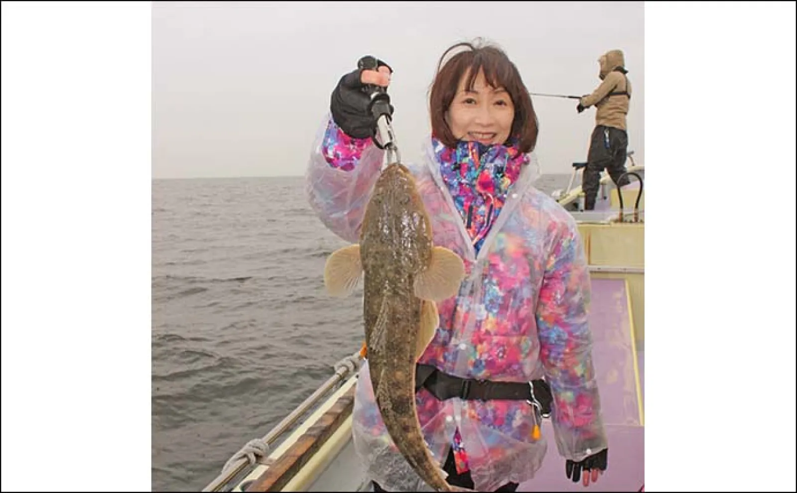 東京湾の船マゴチ釣りで54cm頭に釣る人5尾【新明丸】エサはサイマキエビ