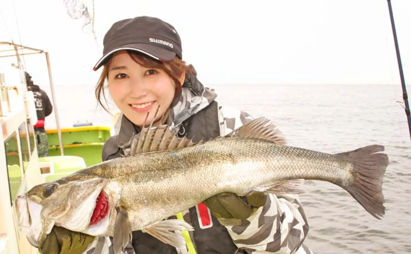 東京湾シーバスジギング初挑戦で良型本命キャッチ【渡辺釣船店】フォール主体にヒット