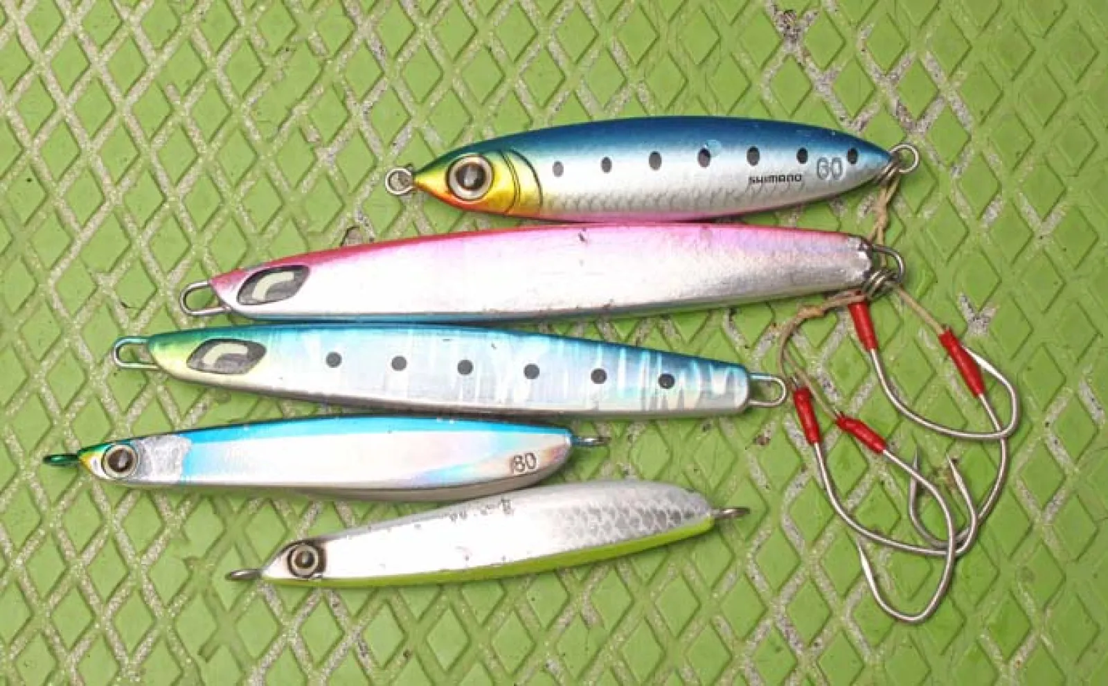 東京湾シーバスジギング初挑戦で良型本命キャッチ【渡辺釣船店】フォール主体にヒット