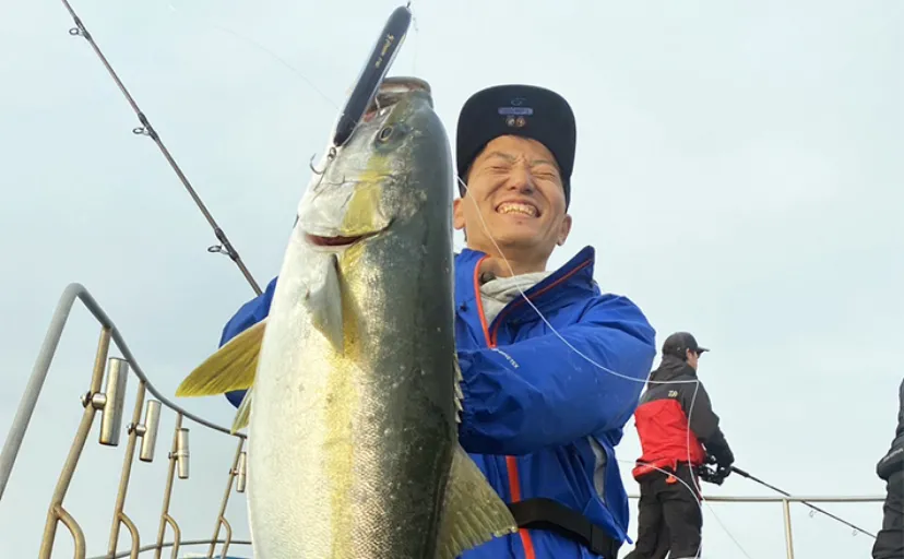 オフショアジギング釣行で7kgヒラマサに特大サワラをキャッチ【福岡・達喜丸】
