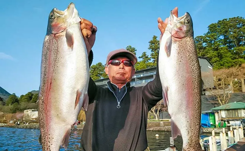 芦ノ湖ボートフライフィッシングで60cm超えニジマス2尾キャッチ【神奈川】