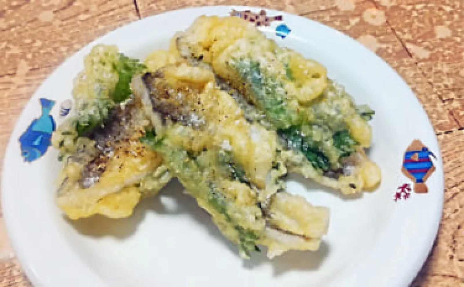 釣魚で作る「ビールのつまみ」レシピ：セイゴの青じそ揚げ　打ち粉で脂はね防止