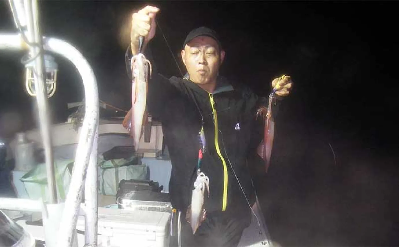 【夜焚きイカ釣果速報】今シーズン一番の入れ食い到来で100尾超え続々!(福岡)
