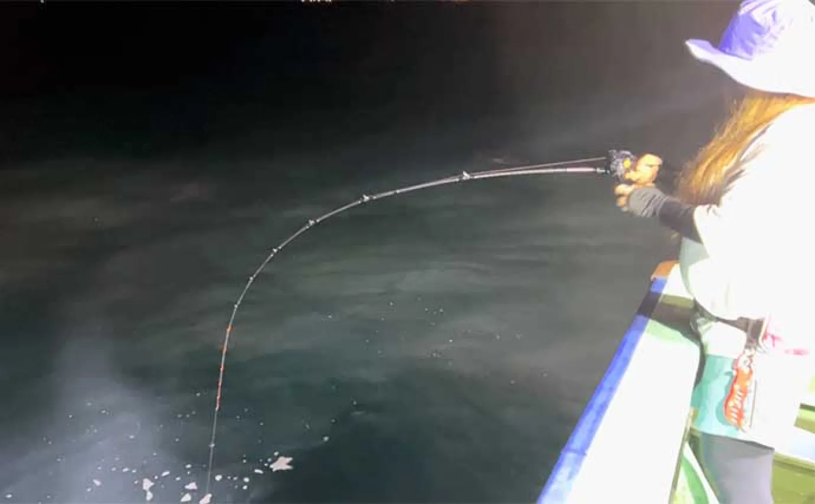 上越沖イカメタル釣行で良型アカイカ好捕【謙信丸】釣れない時間はサビキ釣りを満喫