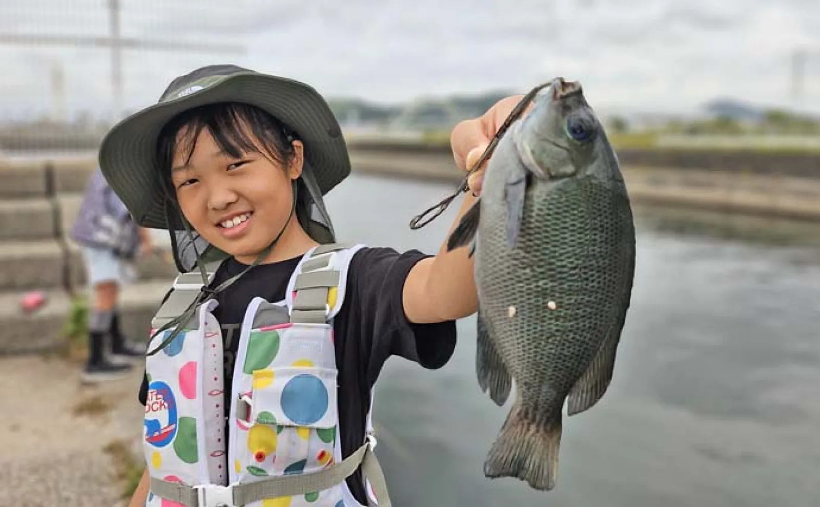 「和歌山マリーナシティ釣り公園」でのファミリーフィッシングで4魚種手中 グミエサにヒット