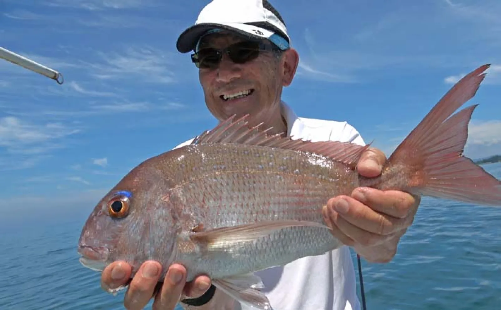 船からのフカセ釣りでマダイに良型クロにイサキをキャッチ【鹿児島・金