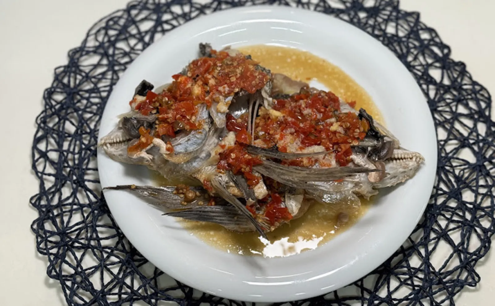 夏にこそ食べたい【魚の頭に唐辛子を塗りたくった料理】 発酵唐辛子が味の決め手