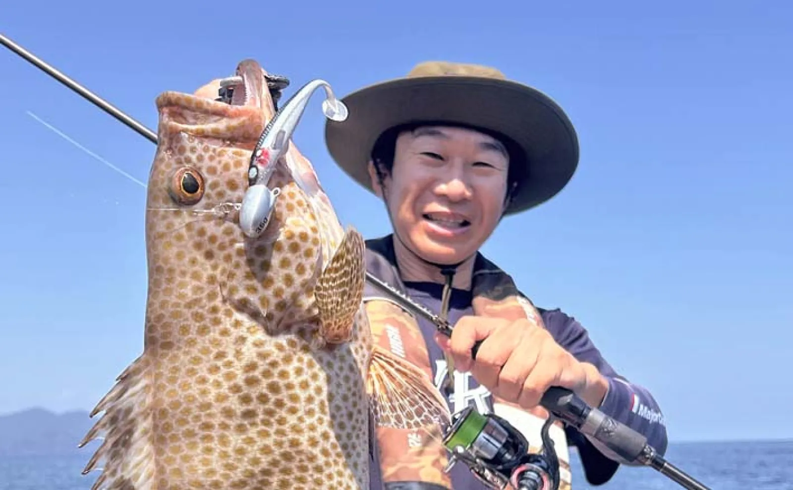 レンタルボートでのロックフィッシュゲームで47cm良型オオモンハタ浮上