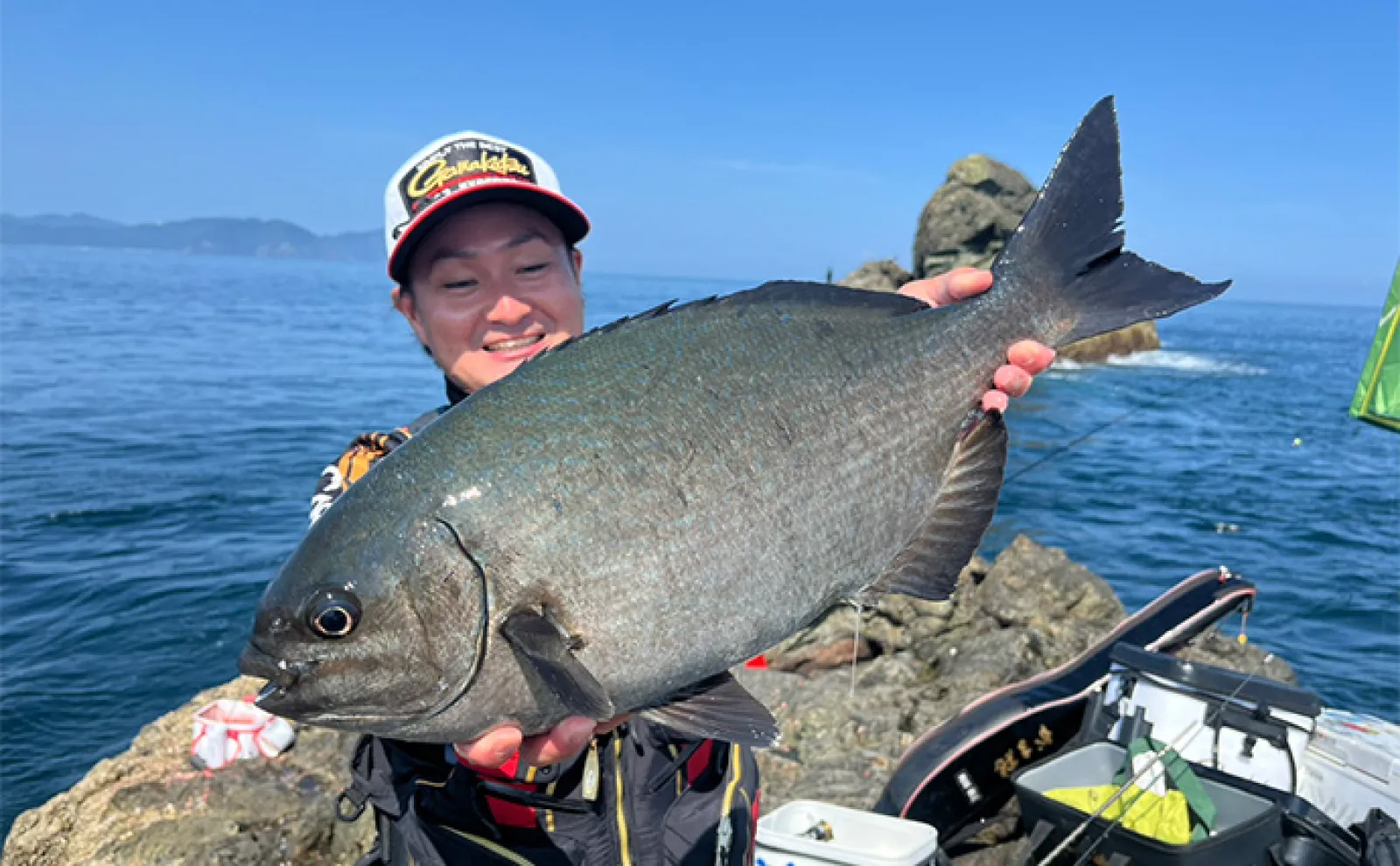 深島での磯フカセ釣りでカツオに良型イサキにオナガグレと多彩釣果に大満足!【大分】