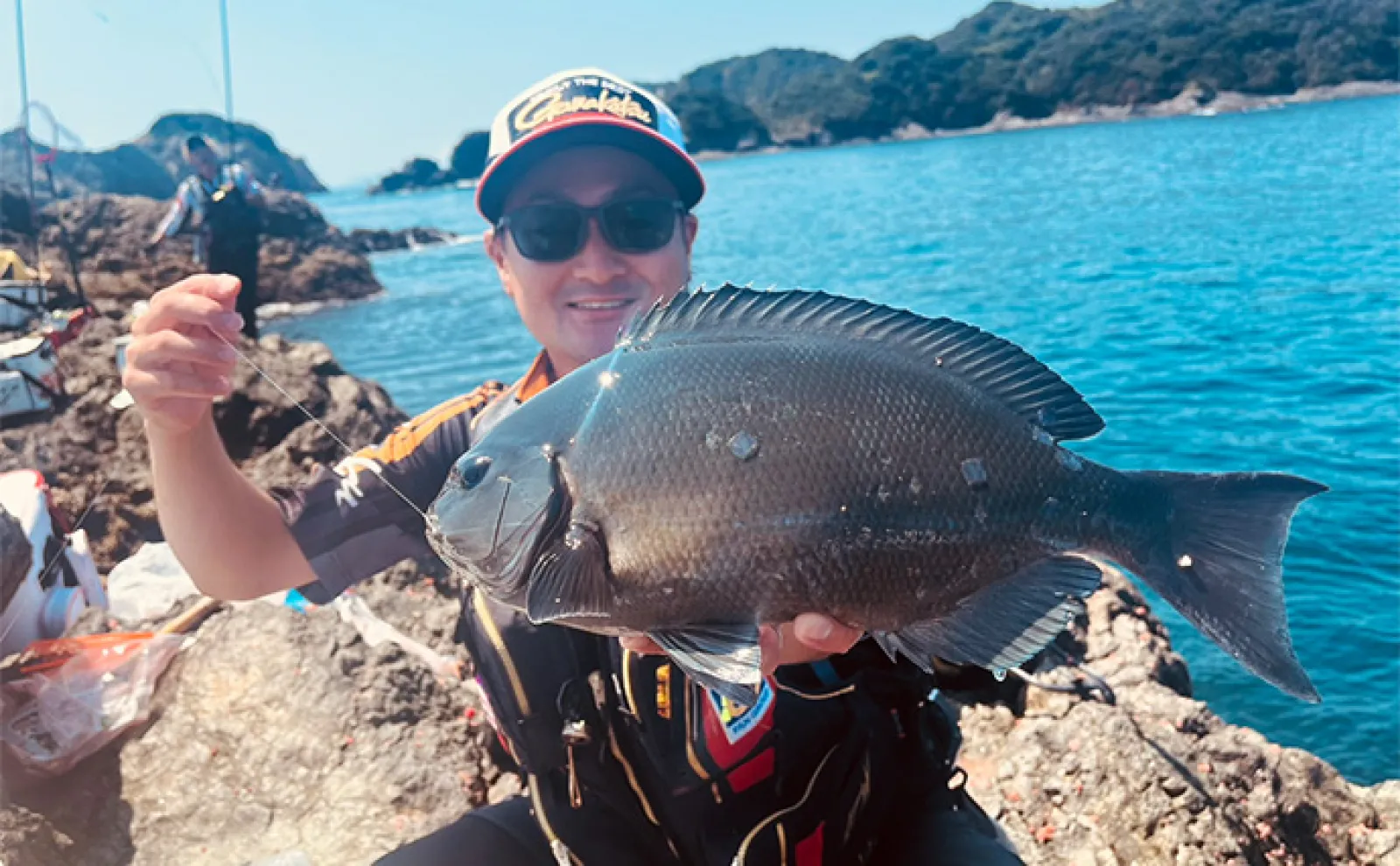 深島での磯フカセ釣りでカツオに良型イサキにオナガグレと多彩釣果に大満足!【大分】