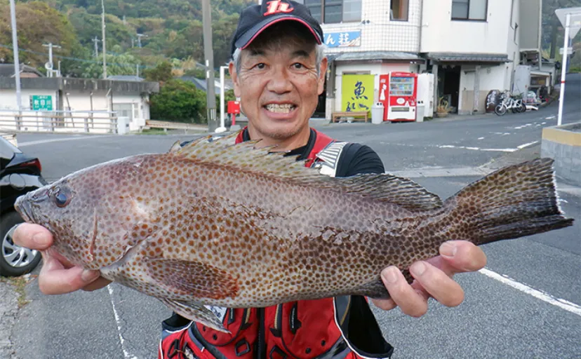 夜の沖磯でのブッコミ釣りで52cmオオモンハタ【鹿児島】カゴ釣りではクロヒラアジ手中