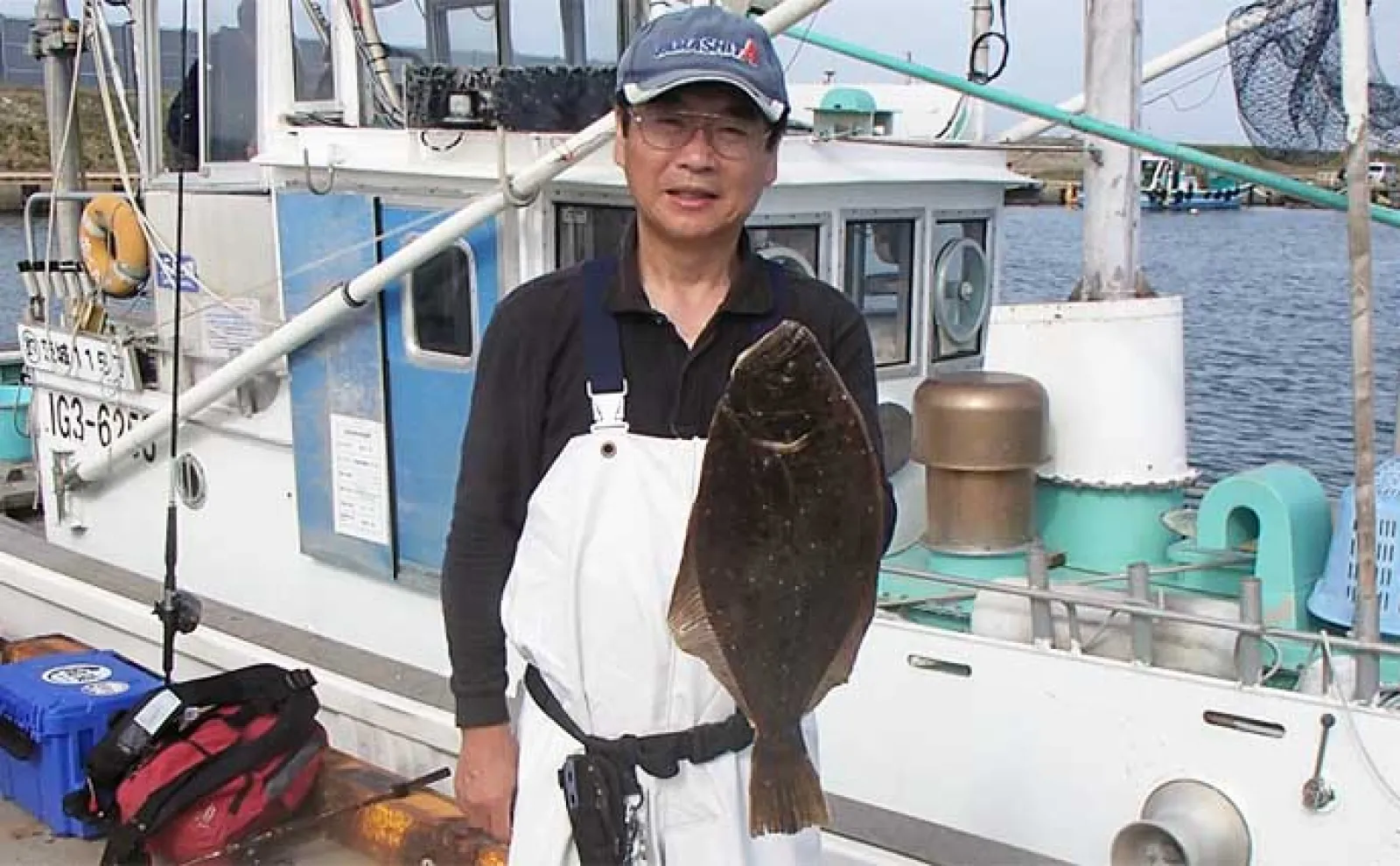 解禁当日の船ヒラメ釣りで釣る人9尾と好スタート(茨城・浜べ丸)平均サイズは45cm