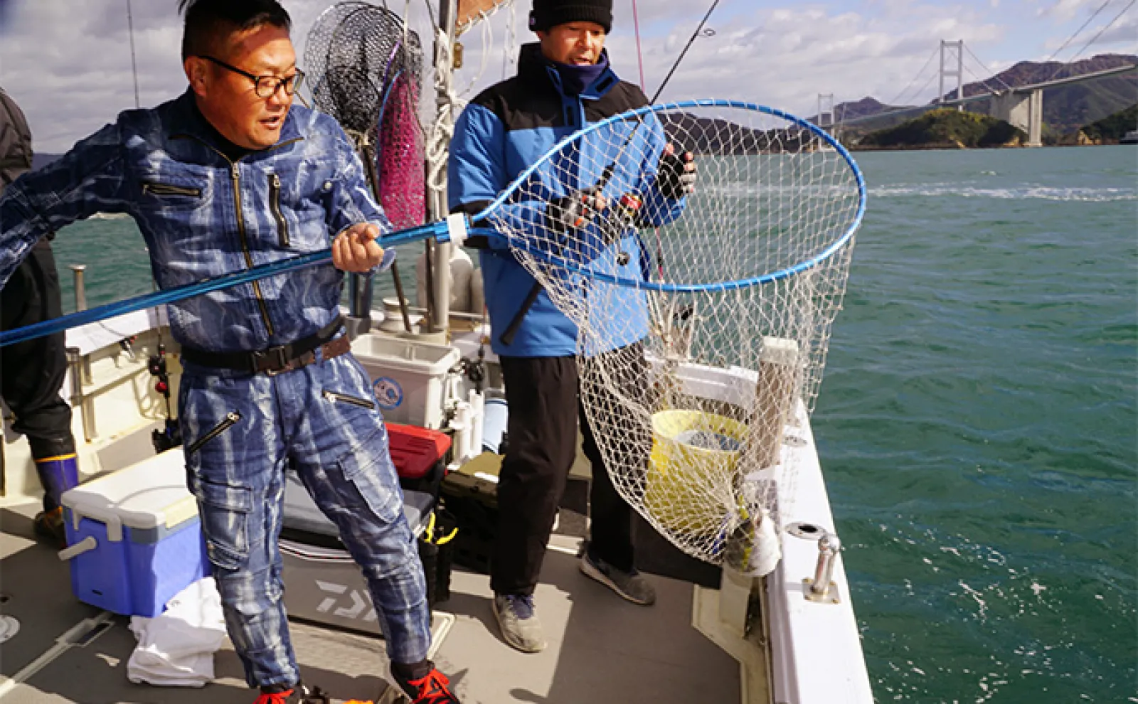 「冬の船釣りは防寒対策が最重要!」遊漁船船長が愛用する防水防寒ウェア『クロダルマ』とは?