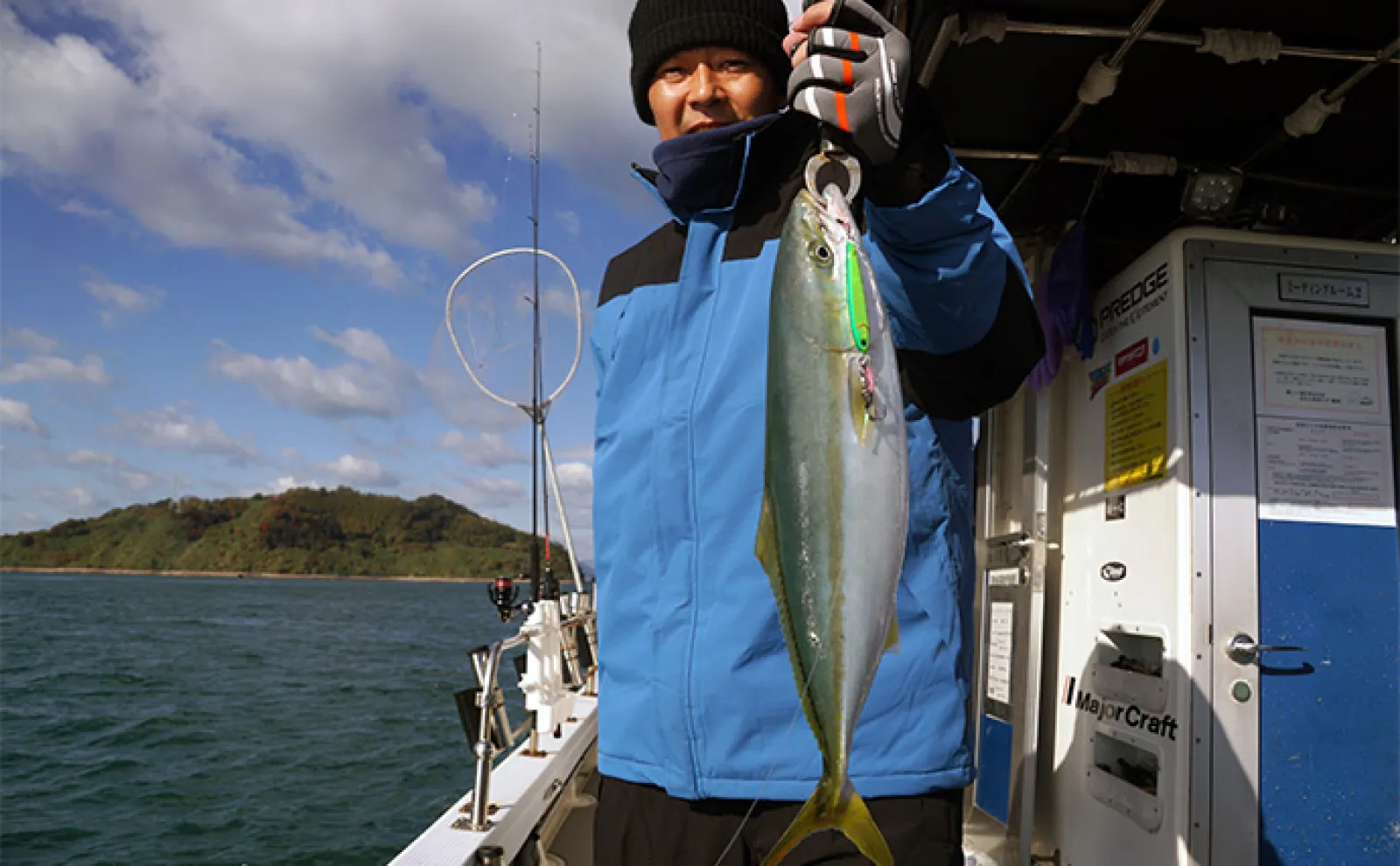「冬の船釣りは防寒対策が最重要!」遊漁船船長が愛用する防水防寒ウェア『クロダルマ』とは?