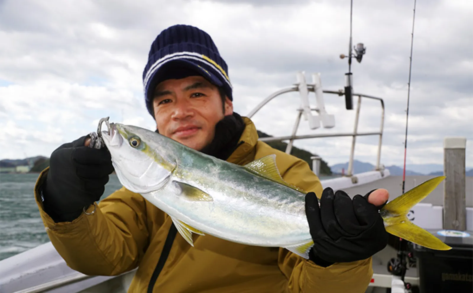 「冬の船釣りは防寒対策が最重要!」遊漁船船長が愛用する防水防寒ウェア『クロダルマ』とは?