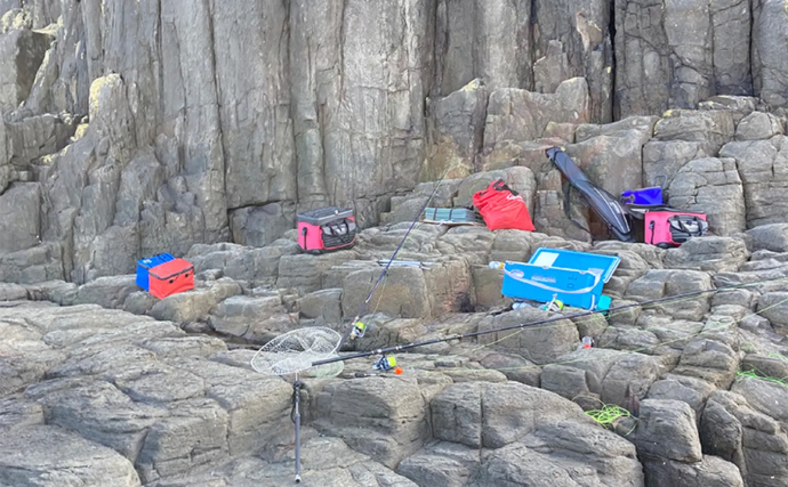 磯でのカゴ釣りで60cm級ヒラマサ2匹キャッチ【長崎・平戸】竿破損も