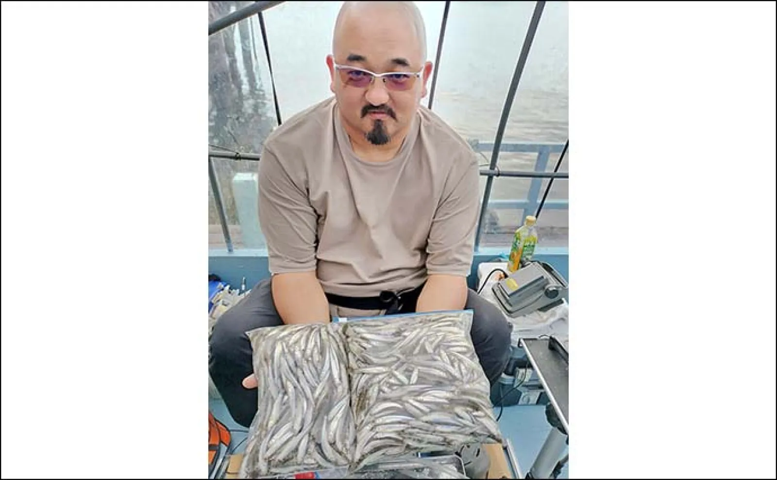 諏訪湖ドーム船でワカサギ釣り満喫【長野】入れ食い状態で全員200匹超えと絶好調!